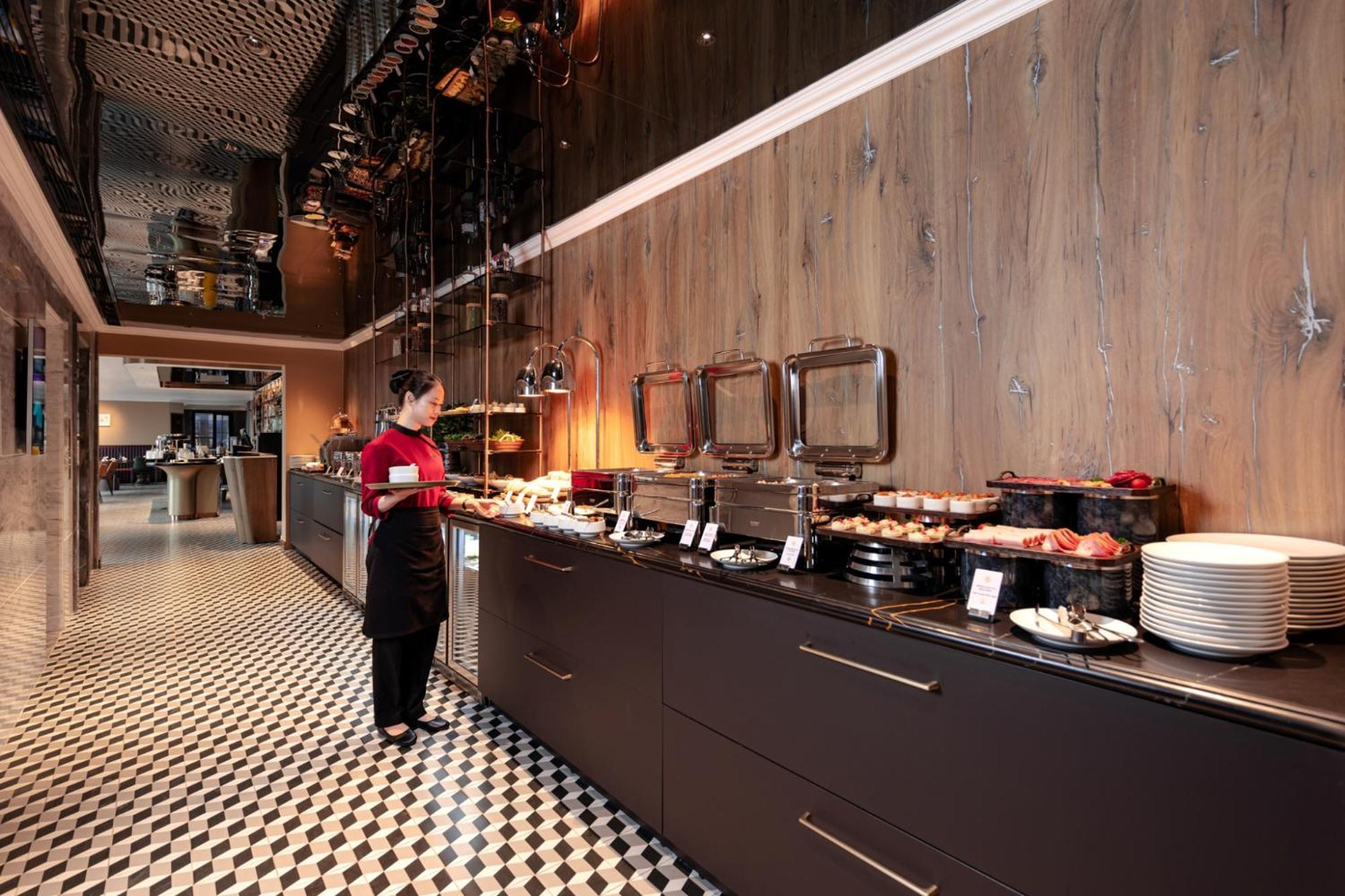 La Siesta Classic Hang Thung 하노이 외부 사진 The buffet at the lounge