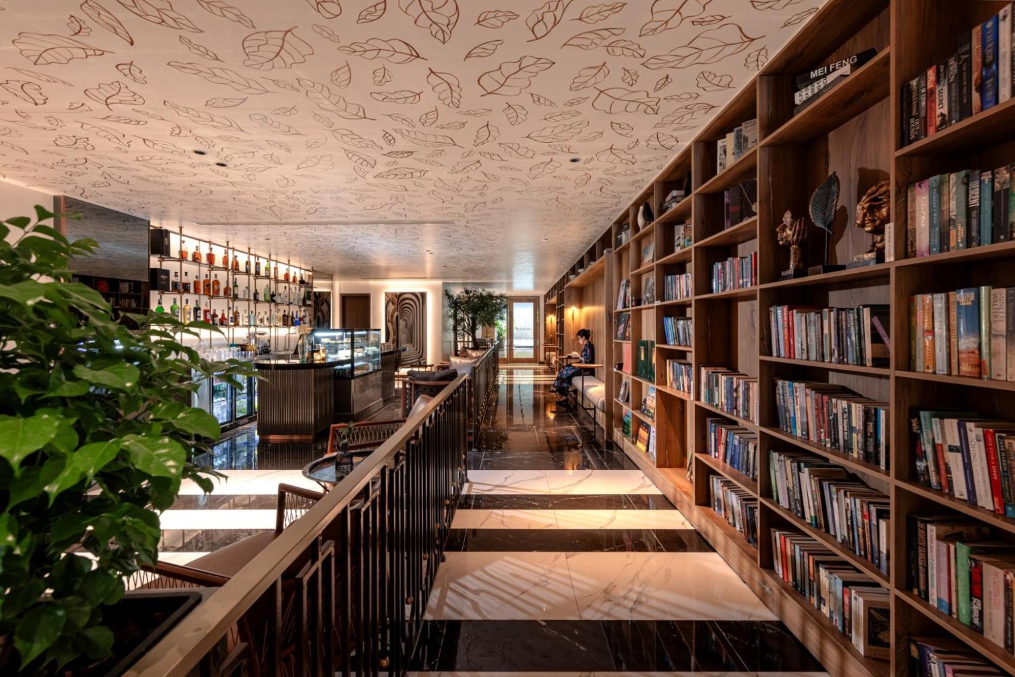 La Siesta Classic Hang Thung 하노이 외부 사진 Library at the hotel