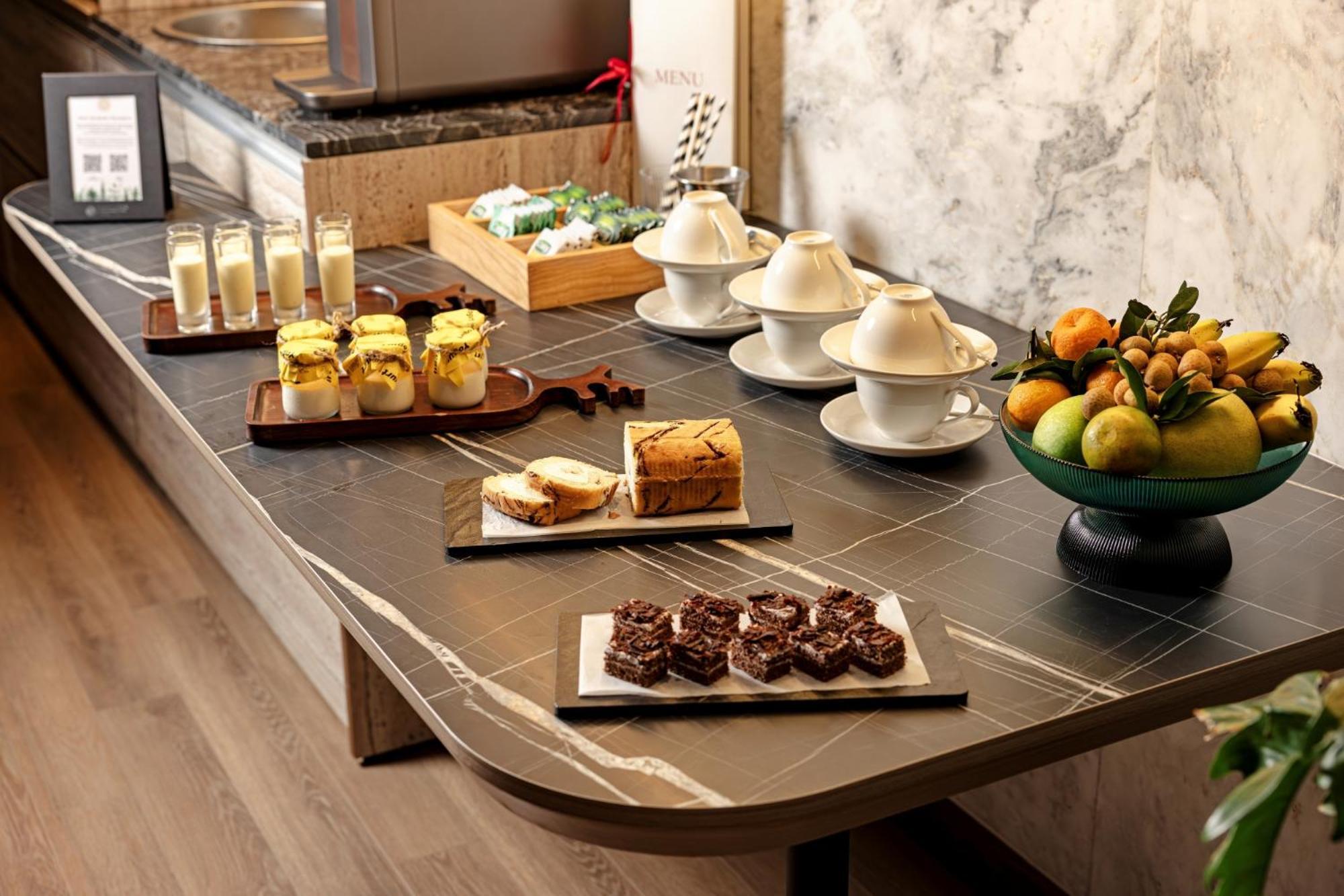 La Siesta Classic Hang Thung 하노이 외부 사진 A buffet with a selection of desserts